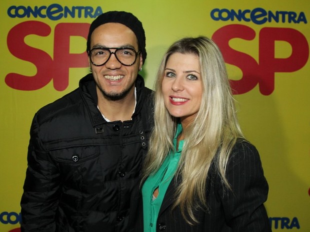 Belo e e Iris Stefanelli em bastidores de show em São Paulo (Foto: Thiago Duran/ Ag. News)