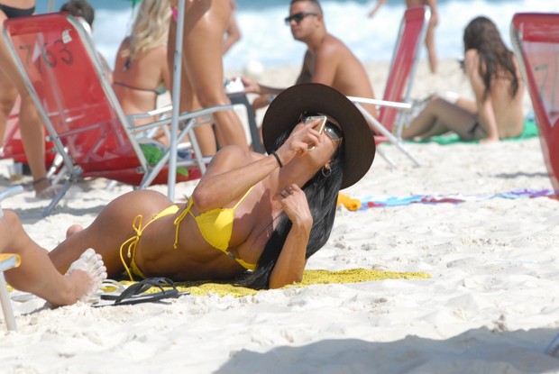 Gracyanne Barbosa na praia (Foto: Wallace Barbosa/AgNews)