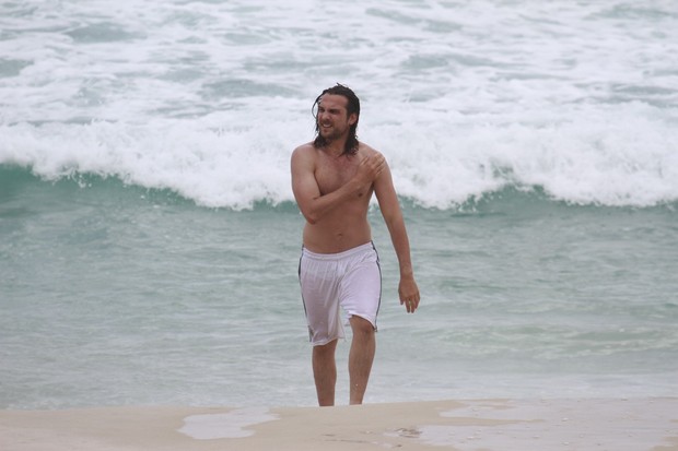 Igor Rickli na praia (Foto: Dilson Silva / AgNews)