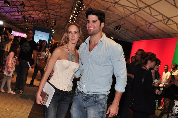 O ex-BBB Marcello e a namorada no Fashion Rio (Foto: Roberto Teixeira / EGO)