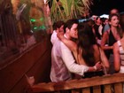Mariana Rios troca beijos com o namorado em festa na Bahia