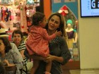 Guilhermina Guinle passeia com a filha em shopping com look despojado