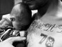Louis Tomlinson, do One Direction, mostra o filho recém-nascido