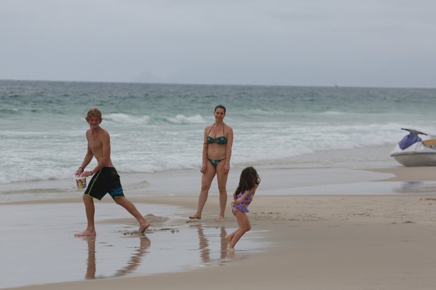 Letícia Spiller e filhos na praia (Foto: Dilson Silva / Agnews)