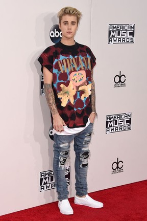 Justin Bieber em prêmio de música em Los Angeles, nos Estados Unidos (Foto: Jason Merritt/ Getty Images/ AFP)