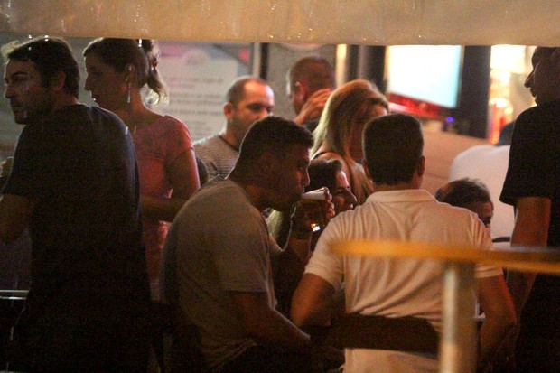 Ronaldo com Paula Morais e amigos em um restaurante no Rio (Foto: Delson Silva/ Ag. News)