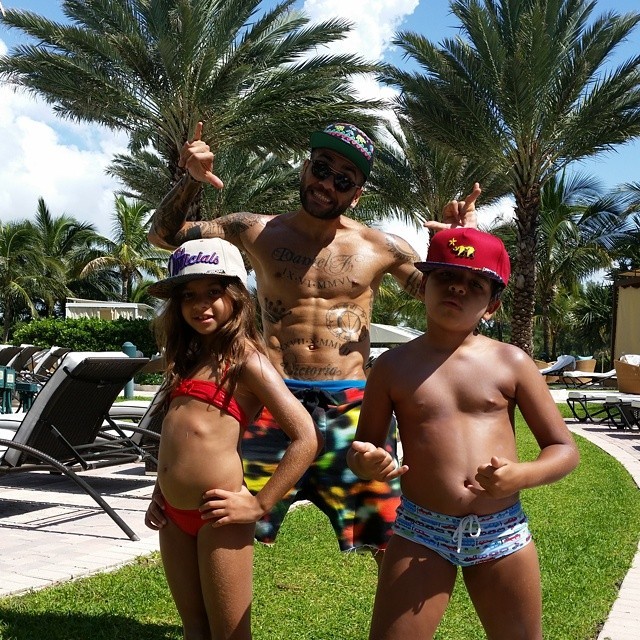 Daniel Alves e filhos (Foto: Reprodução/Instagram)