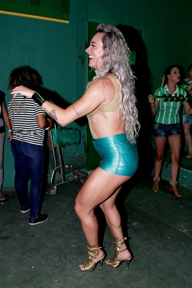 Juju Salimeni aparece com novo cabelo no ensaio na quadra da Mancha Verde em SP (Foto: Paduardo/ Phábrica de Imagens/ Divulgação)