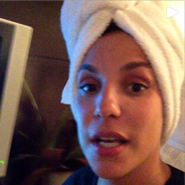 Ivete de toalha na cabeça (Foto: Reprodução/Instagram)