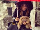 Carol Celico protege a filha com guarda-chuva: 'Um mês de chuva'