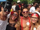 Mascarados, Rodrigão e Adriana Sant'Anna curtem bloco de carnaval