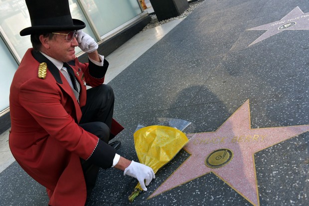 Fã presta homenagem a Chuck Berry em Hollywood (Foto: Rodin Eckenroth / GETTY IMAGES NORTH AMERICA / AFP)