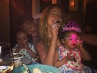 Mariah Carey comemora 43 anos cercada pela família