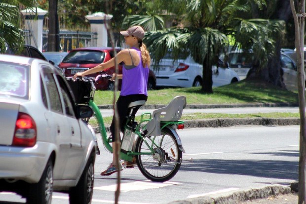 Fernanda Lima andando de bicicleta na Lagoa (Foto: JC Pereira/AgNews)