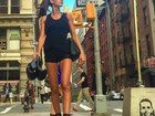 Izabel Goulart caminha de shortinho pelas ruas de Nova York