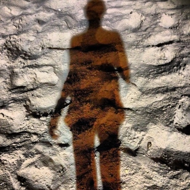 Grazi Massafera fotografa a própria sombra na areia (Foto: Reprodução_Instagram)