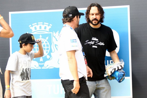 Gabriel O Pensador assiste com o filho ao Mundial de Surfe no Rio (Foto: Marcos Ferreira / Foto Rio News)