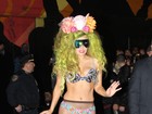 Oi? Lady Gaga sai de sutiã, calcinha e meia arrastão pelas ruas de NY