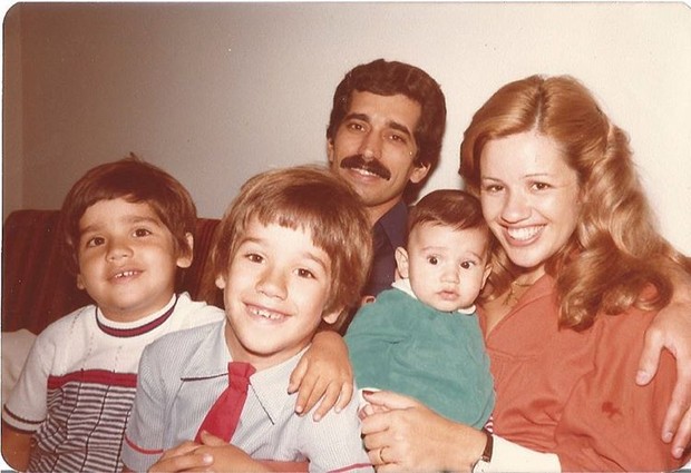 Rogerio Flausino com a mãe, pai e irmãos (Foto: Reprodução / Instagram)