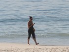 Luiza Brunet caminha na areia e Yasmin pratica stand up paddle