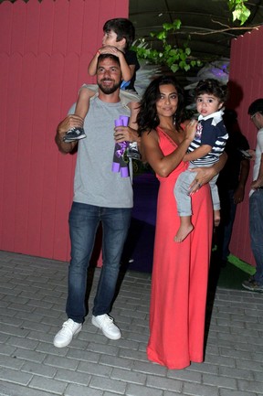 Juliana Paes com o marido, Carlos Eduardo Baptista, e os filhos, Pedro e Antonio, em festa na Zona Oeste do Rio (Foto: Alex Palarea/ Ag. News)