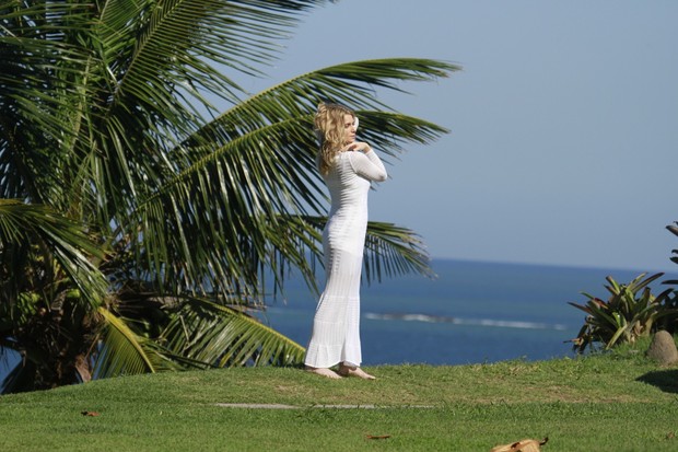 Letícia Spiller fotografa na praia (Foto: Dilson Silva / AgNews)