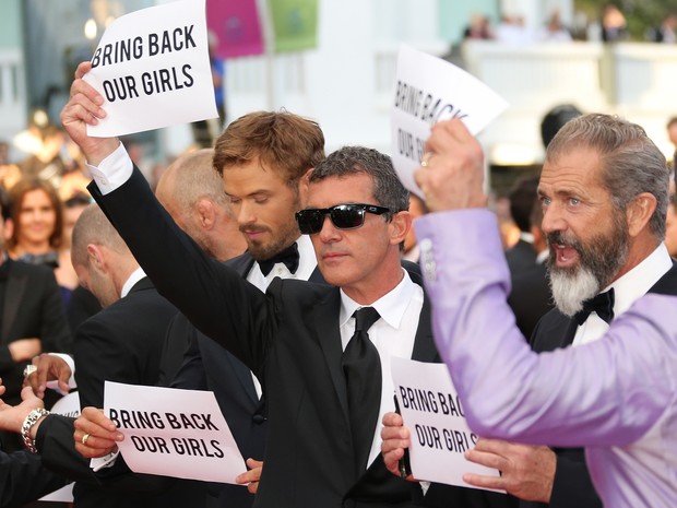 Atores aderem à campanha &quot;Bring back our girls&quot; no Festival de Cannes (Foto: AFP)