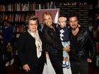 Adriane Galisteu lança livro em São Paulo e leva filho, marido e mãe
