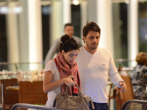Vanessa Giácomo e o marido, Giuseppe Dioguardi, em shopping na Zona Oeste do Rio (Foto: Fabio Moreno/ Ag. News)