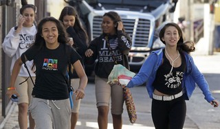 Fãs de Justin Bieber correm na porta do hotel onde ele estaria hospedado em Miami (Foto: Reuters)