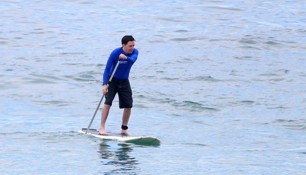 Ed Helms faz stand up paddle no Rio (Foto: André Freitas/Agnews)