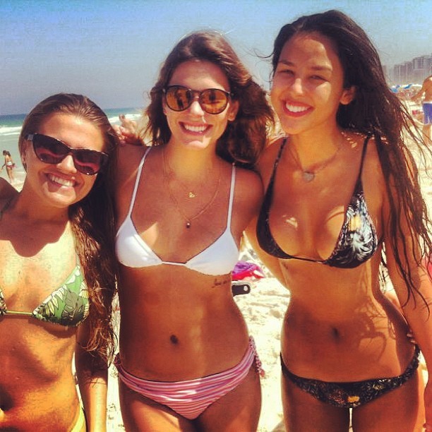 Yanna Lavigne na praia com amigas (Foto: Instagram / Reprodução)