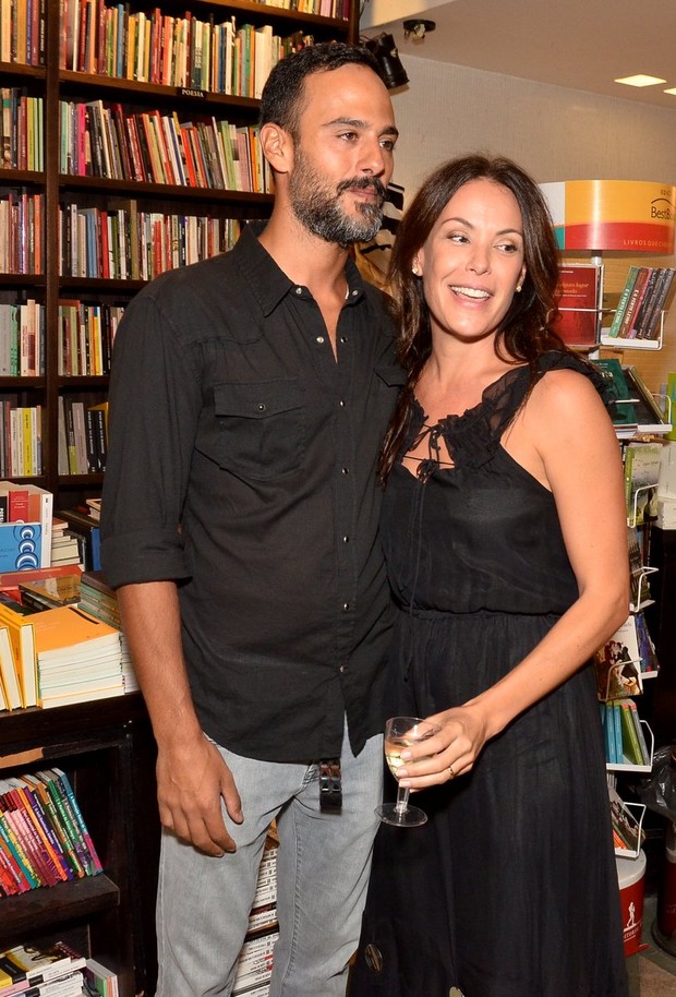 Carolina Ferraz e o namorado (Foto: Roberto Teixeira / EGO)