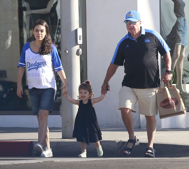 Mila Kunis em passeio com o pai e a filha (Foto: The Grosby Group)