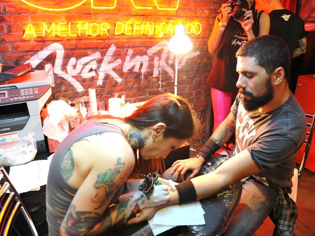 Tchello faz tattoo  (Foto: Bia Alves /AgNews)