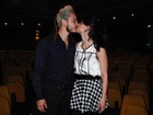 Mel Lisboa ganha beijo do marido após estreia de peça 