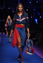 Aos 46 anos, Naomi Campbell brilha na passarela do Milão Fashion Week
