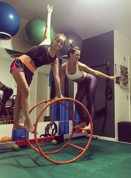Maria João e Isis Valverdem fazem aula de pilates (Foto: Instagram/Reprodução)