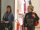 Ana Maria Braga passeia por shopping do Rio com a nora e neto