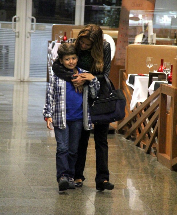 Nívea Stelmann com o filho no shopping (Foto: Marcus Pavão / AgNews)