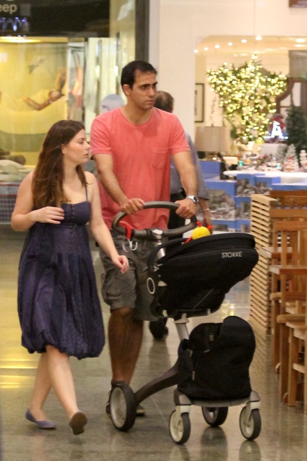 Ana Paula Tabalipa com seu marido e filha no Shopping  (Foto: Wallace Barbosa/AgNews)