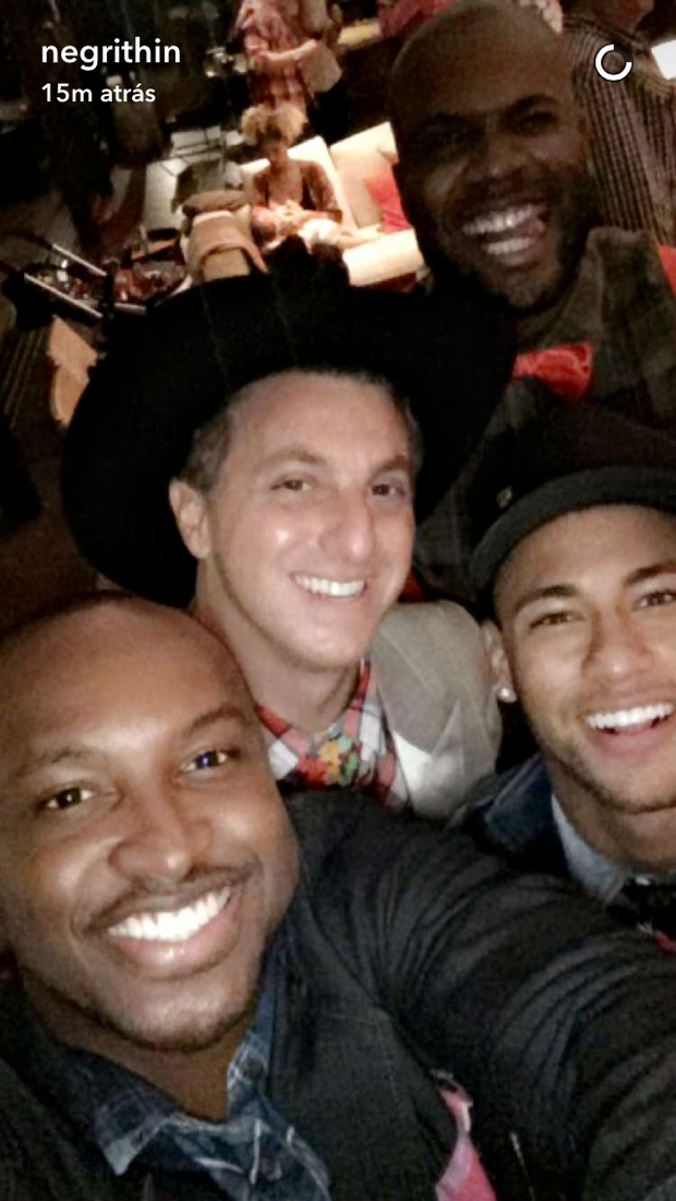 Neymar curtindo festa julina com Thiaguinho, Luciano Hulck e Rafael Zulu (Foto: Reprodução / Snapchat)