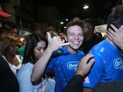 Michel Teló causa tumulto ao chegar em Salvador