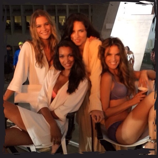 Alessandra Ambrósio e Adriana Lima posa com outras angels em bastidores de ensaio em Miami, nos Estados Unidos (Foto: Instagram/ Reprodução)