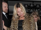 Kate Moss capricha na comemoração e sai de festa visivelmente alterada