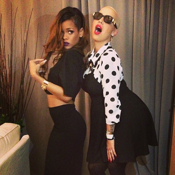 Rihanna exibe corpão com modelito de barriguinha de fora e posa com Amber Rose (Foto: Instagram)