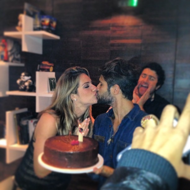 Bruno Gagliasso ganha bolo e beijo da mulher no seu aniversário (Foto: Instagram / Reprodução)