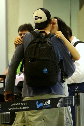 Nathalia Dill e o namorado, Caio Soh, em aeroporto no Rio (Foto: Marcello Sá Barreto/ Ag. News)