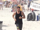 Cauã Reymond corre nas areias da praia da Barra, Zona Oeste do Rio