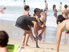 Débora Falabella e Murilo Benício têm dia de praia com os filhos
